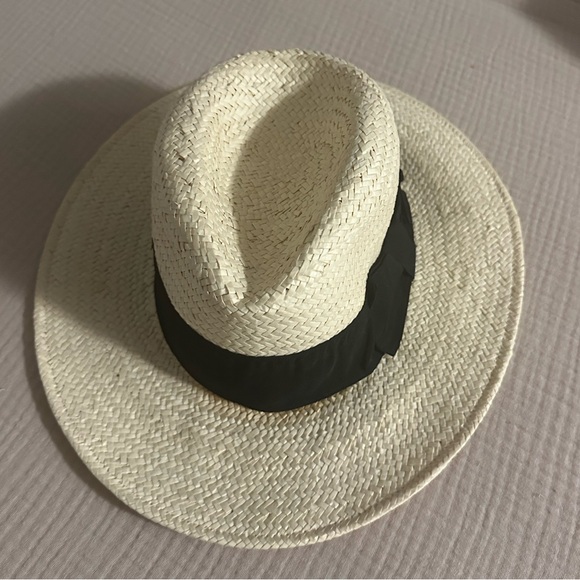 Light straw hat with black ribbon - Picture 1 of 3